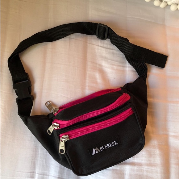 Everlast Handbags - ➕Black and pink fanny pack!